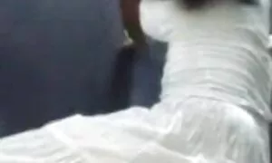 हीदी बिस्तर में उसके पति को एक हिंदी सेक्सी फिल्म दिखाएं झटका नौकरी देता है.