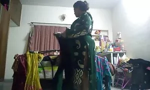 एक मिठाई के साथ रूसी सुंदरता अपनी टोपी उँगलियों. हिंदी सेक्सी मूवी पिक्चर फिल्म