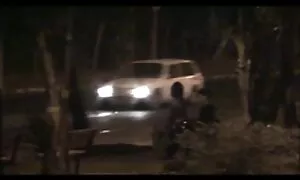प्रेमिका उड़ाने का काम कर रही है और जंगल में गड़बड़ हो जाता है. पिक्चर वीडियो में सेक्सी